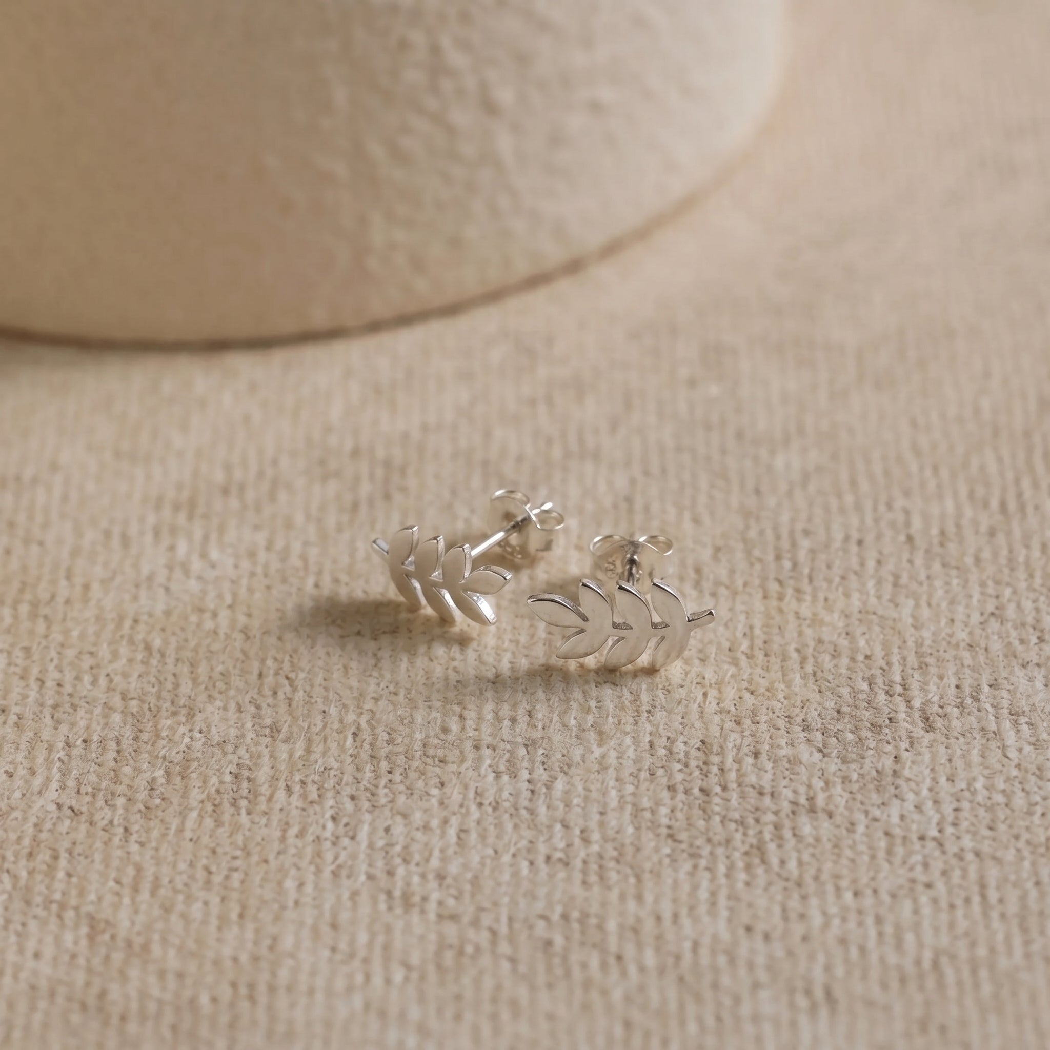 Altın Kaplama Gümüş Yaprak / Zeytin Dalı Çivi Küpe LuvianaJewelry