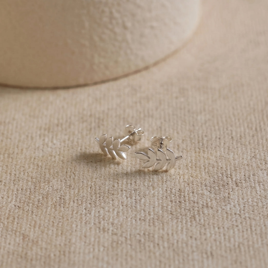 Altın Kaplama Gümüş Yaprak / Zeytin Dalı Çivi Küpe LuvianaJewelry