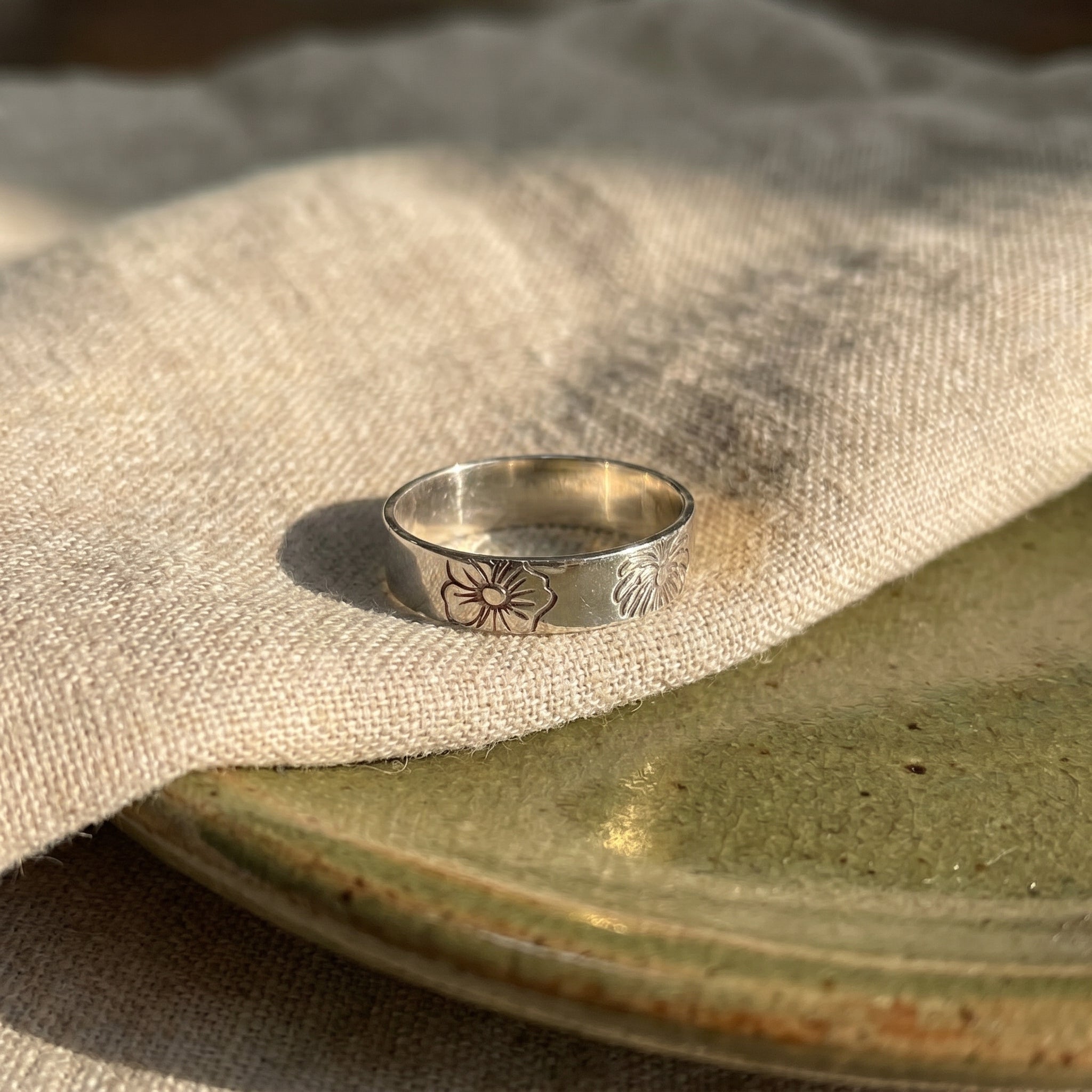 Kişiye Özel Doğum Çiçeği İşlemeli Gümüş Yüzük LuvianaJewelry
