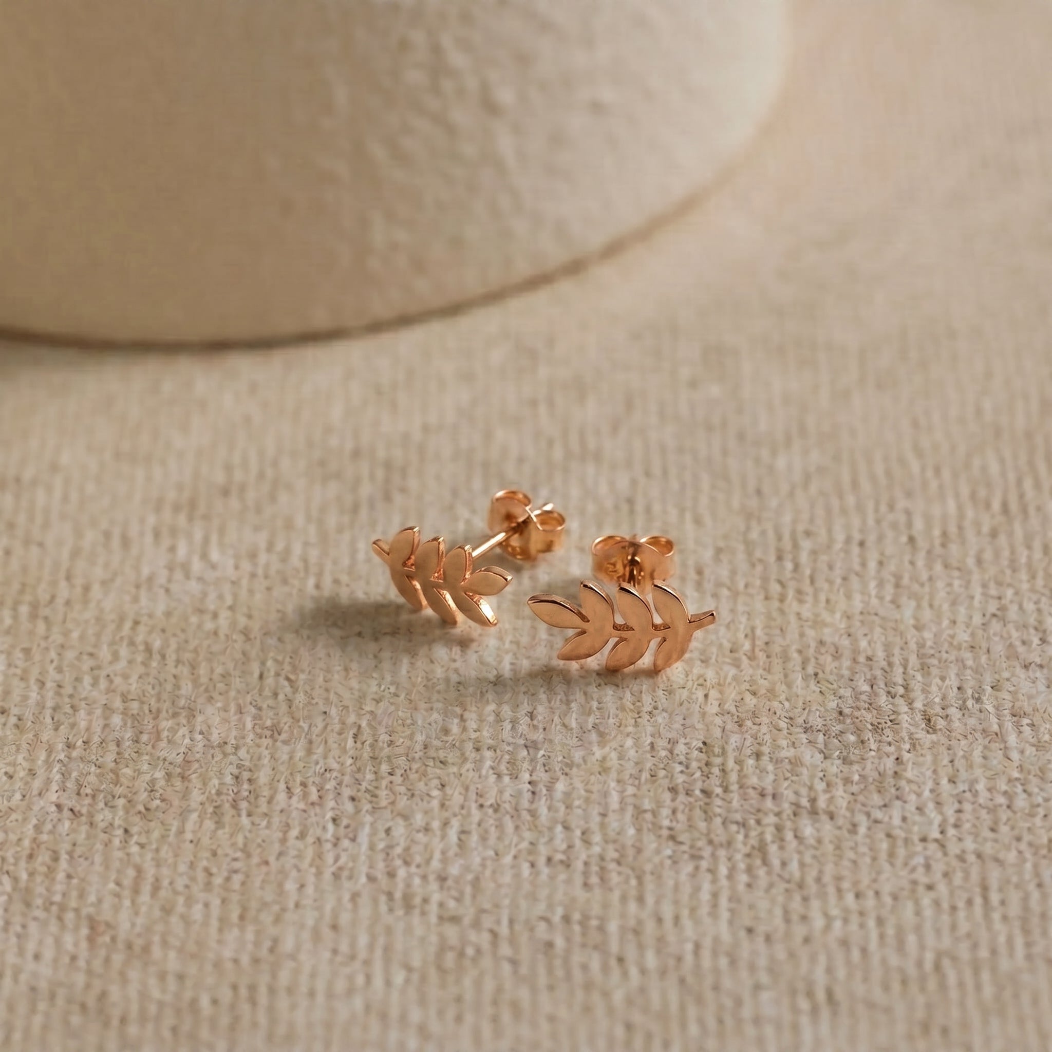 Altın Kaplama Gümüş Yaprak / Zeytin Dalı Çivi Küpe LuvianaJewelry